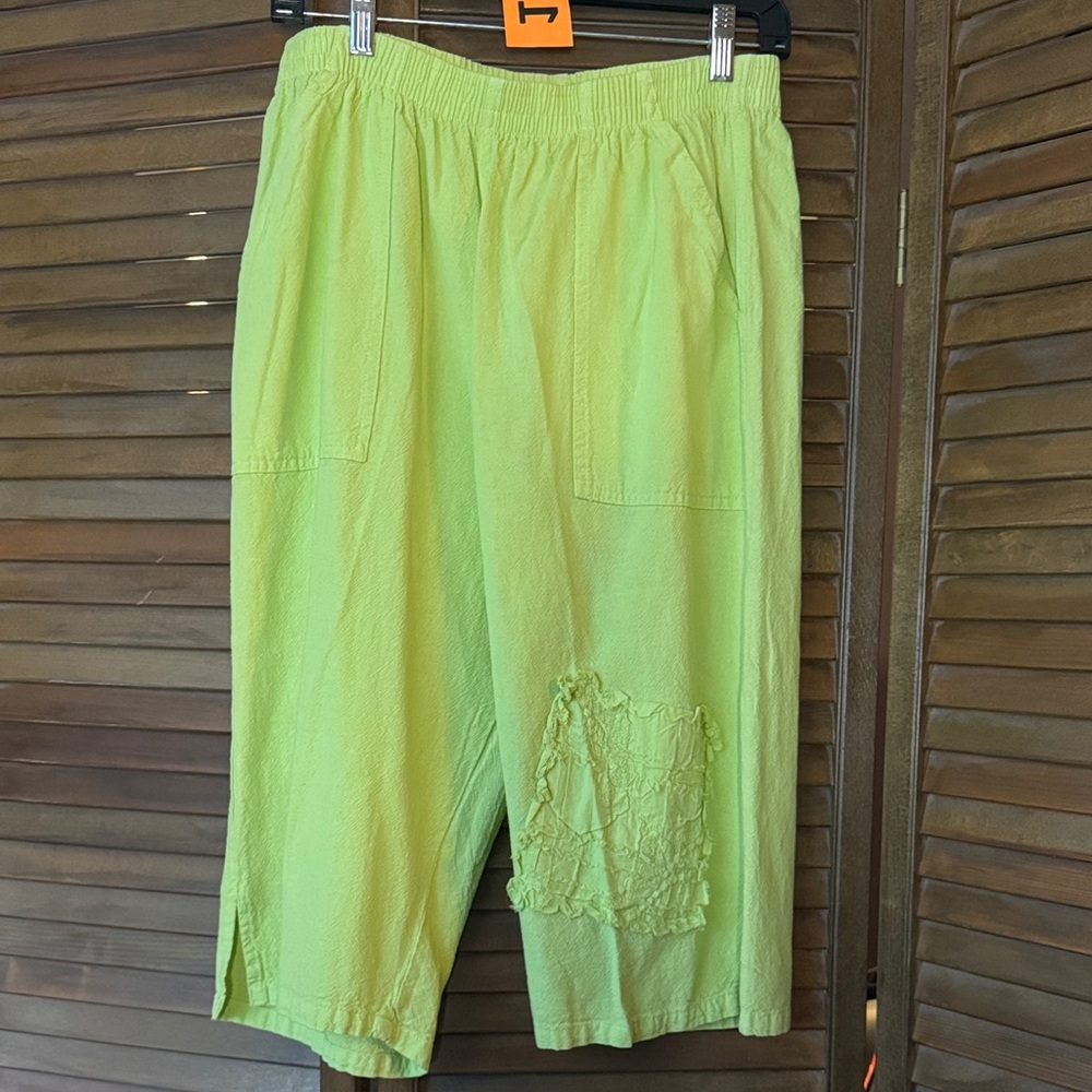 NWT cotton seed Women's Lime Green Capris